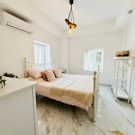 Yellow House Κασσιόπη